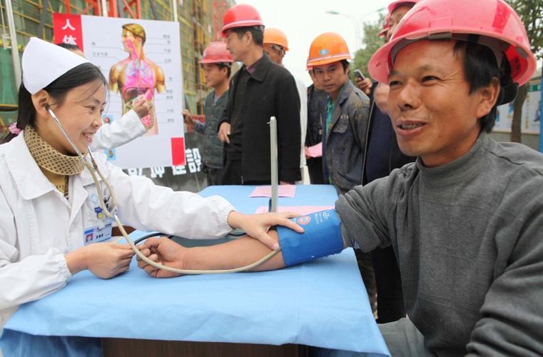 走進農民工"活動,向農民工講解男性健康知識,提供男性健康咨詢服務
