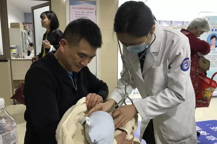 健康咨詢,醫生問診,查看檢查報告……義診活動忙而有序,專家們運用