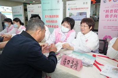 護理健康咨詢、愛心義賣…護士們這樣過節